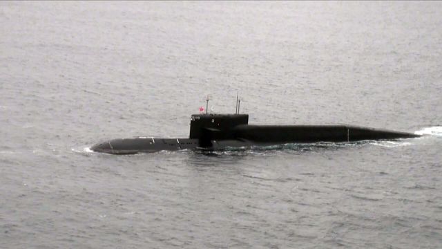 Атомная подводная лодка "Карелия" в акватории Баренцева моря. Стоп-кадр видео