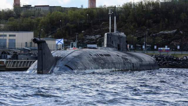 Атомная подводная лодка «Смоленск» на причале в городе Североморске во время военно-морских учений сил Северного флота РФ
