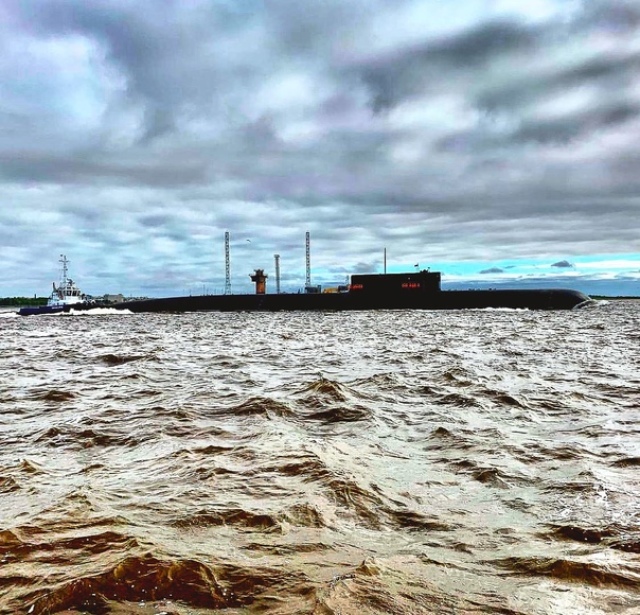 Атомная подводная лодка специального назначения "Белгород" проекта 09852 (заводской номер 91664) во время первого выхода из Северодвинска в море на заводские ходовые испытания, 25.06.2021