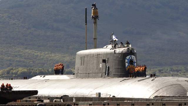 Атомная подводная лодка «Тверь» у причала на базе 16-й Краснознаменной эскадры подводных лодок Тихоокеанского флота в Вилючинске