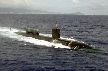 Атомная многоцелевая подлодка "Гринвилл" (SSN 772) с установленной на ней мини-субмариной ASDS в районе Гавайских островов. 1 июля 2003 года. Фото с сайта www.navy.mil