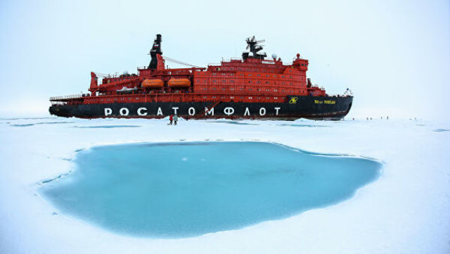 Атомный ледокол "50 лет Победы" на Северном полюсе