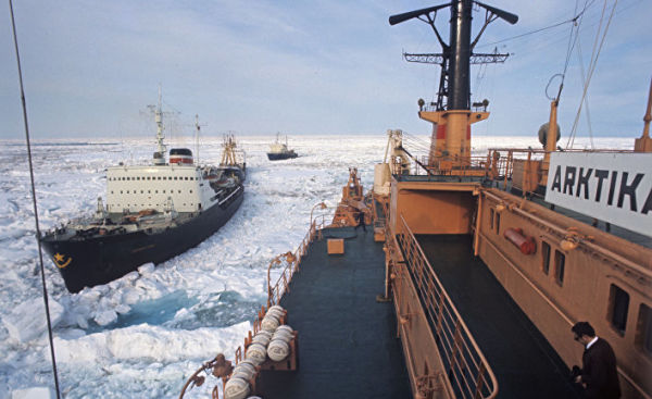 Атомный ледокол "Арктика" во главе каравана судов, идущего Северным морским путем