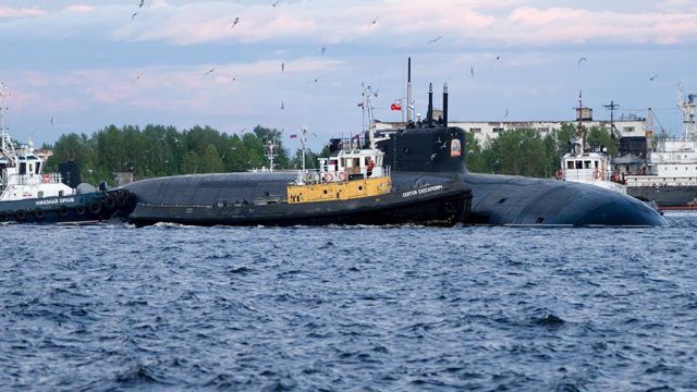Атомный подводный ракетный крейсер стратегического назначения "Князь Владимир" проекта 955А в акватории Северодвинска