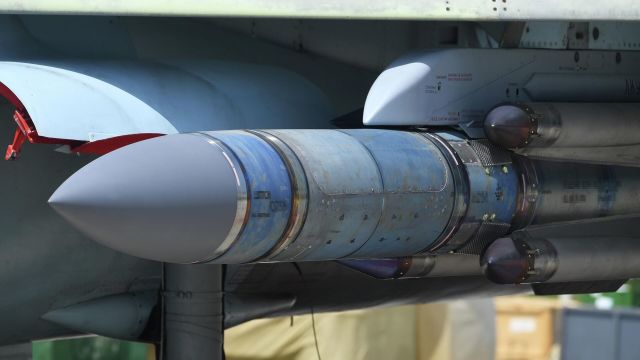 Авиационная ракета Х-31 на узле подвески вооружения Су-35 ВКС России, задействованного в спецоперации