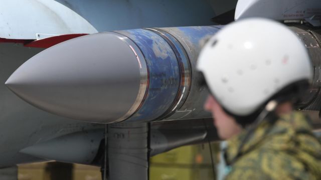 Авиационная ракета на узле подвески вооружения многоцелевого истребителя Су-35