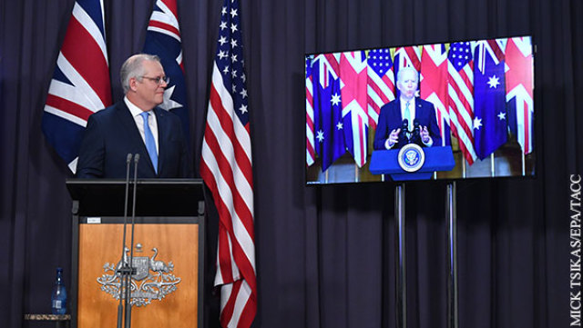 Австралийский премьер Скотт Моррисон внимает президенту США