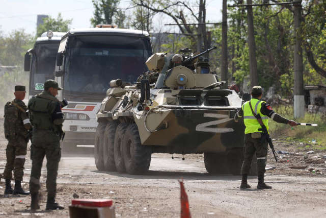 Автобусы с эвакуированными украинскими военнослужащими с территории завода "Азовсталь", 17 мая 2022 года