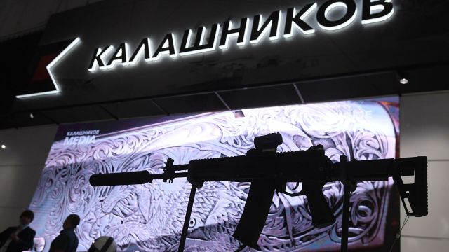 Автомат АК-12 на стенде компании "Калашников" на выставке вооружений Международного военно-технического форума "Армия-2020"