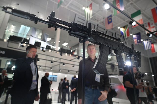 Автомат концерна "Калашников" АК-12 на выставке вооружений международного военно-технического форума "Армия-2021" в военно-патриотическом парке "Патриот" в подмосковной Кубинке