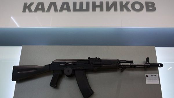 Автомат АК-74 на витрине магазина концерна Калашников. Ахивное фото