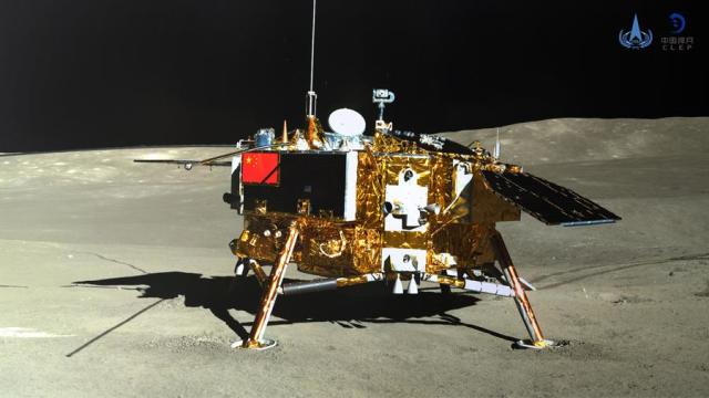 Автоматическая станция «Чанъэ-4» на обратной стороне Луны, где совершила мягкую посадку 3 января 2019 года