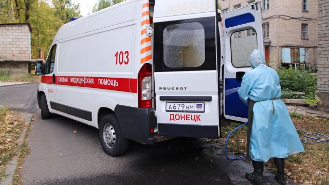 Автомобиль скорой помощи на территории Центральной городской больницы №1 в Донецке