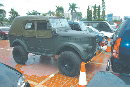 Автомобили семейства ГАЗ до недавних пор использовались индонезийскими военными, а затем украсили местный рынок ретротехники. Фото Владимира Карнозова