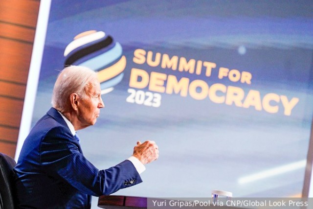 Байден возлагал на «саммит демократий» большие надежды