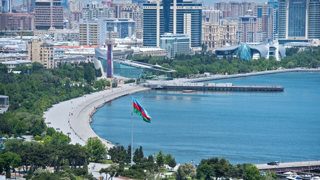 Бакинский бульвар на набережной Бакинской бухты в Баку