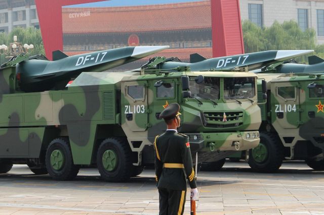 Баллистические ракеты средней дальности DF-17 на военном параде, приуроченном к 70-летию образования КНР, в Пекине
