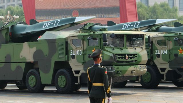 Баллистические ракеты средней дальности DF-17 на военном параде, приуроченном к 70-летию образования Китая, в Пекине