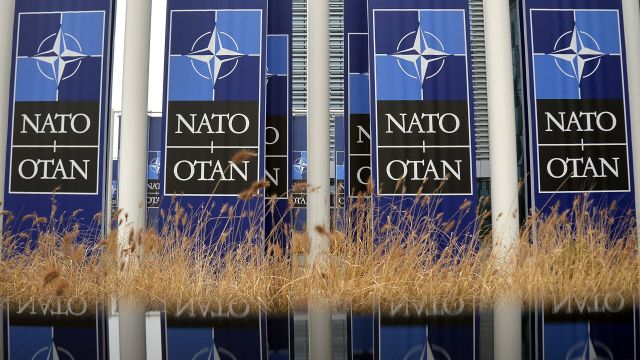 Баннеры с логотипом НАТО перед штаб-квартирой организации в Брюсселе