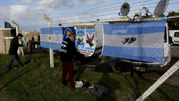 Баннеры со словами поддержки пропавшей субмарины Сан-Хуан