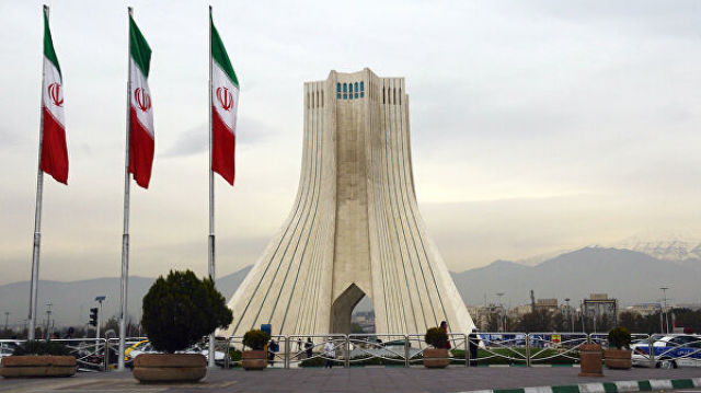 Башня Азади, построенная на одноименной площади в Тегеране