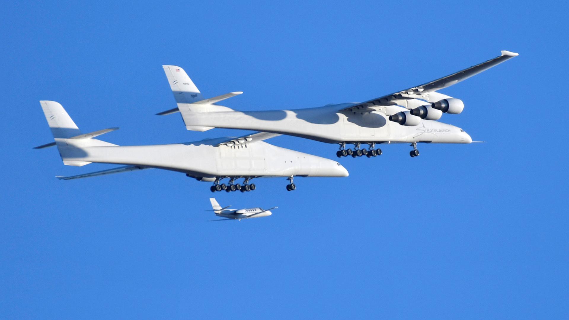 Самый великий самолет. Самолет Stratolaunch model 351. Самый большой самолет в мире Stratolaunch. Стратолаунч модель 351. Двухфюзеляжный самолет Stratolaunch.