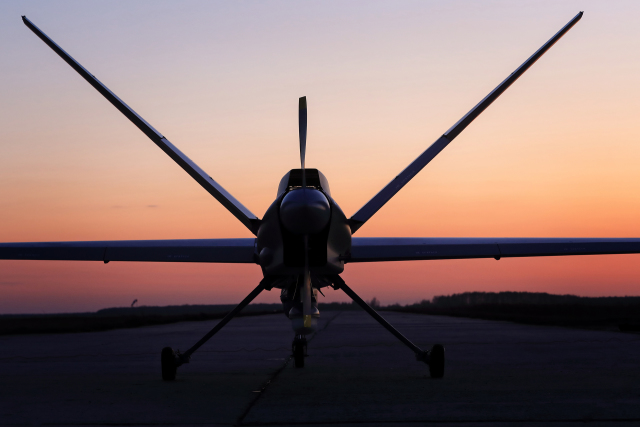 Беспилотный летательный аппарат "Орион" на взлётно-посадочной полосе &copy; Пресс-служба АО "Кронштадт"