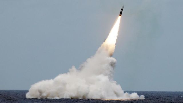 Безоружная ракета Trident II D5 на испытательном запуске у побережья Флориды, США, март 2008 года