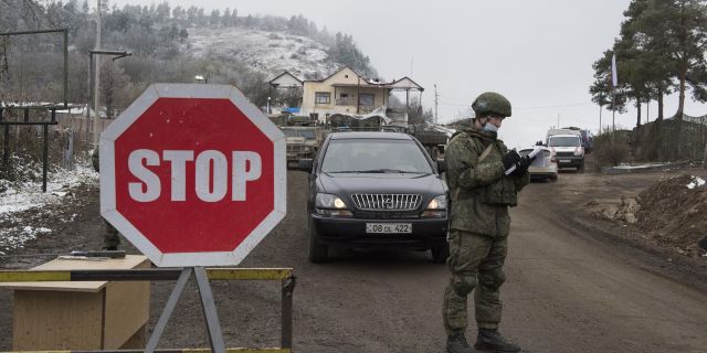 Блокпост российских миротворцев на въезде в город Шуша