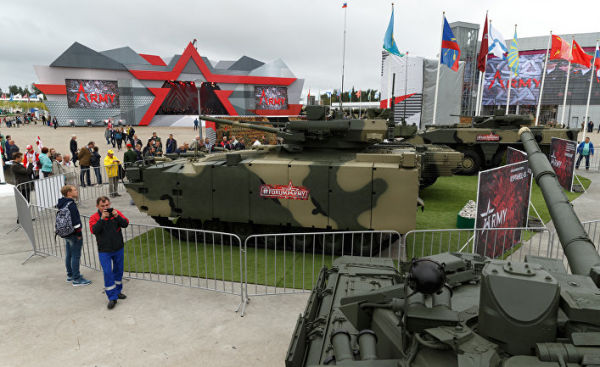 БМП "Бумеранг" и танк "Армата" на форуме "Армия-2017"