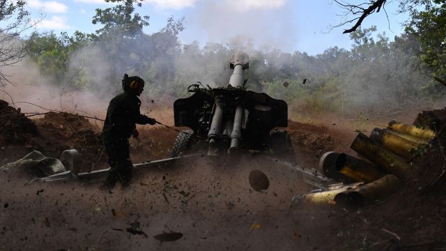 Боец артиллерийского расчета ведет огонь в зоне спецоперации на Украине