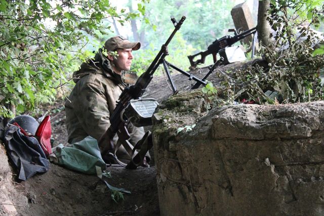 Боец чеченского отряда "Ахмат" во время вылазки на территорию вблизи Лисичанска, контролируемую украинскими войсками