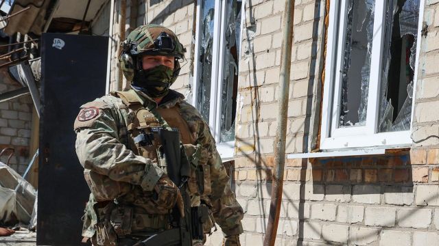 Боец ЧВК "Вагнер" осматривает дом в частном секторе освобожденной части Артемовска