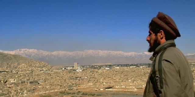 Боец правительственной армии и панорама Кабула