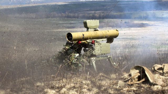 Боец стреляет из переносного противотанкового ракетного комплекса "Фагот" во время тактических учений