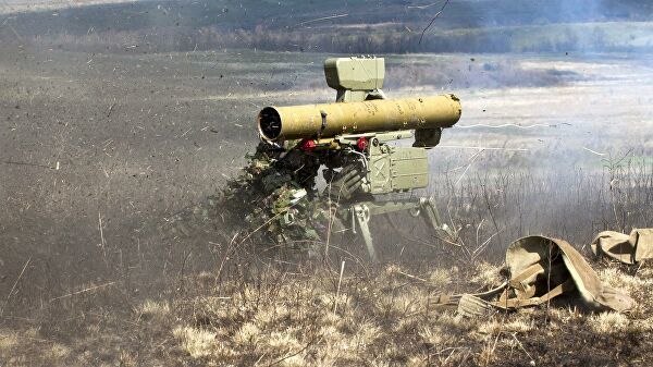 Боец стреляет из переносного противотанкового ракетного комплекса "Фагот" во время тактических учений