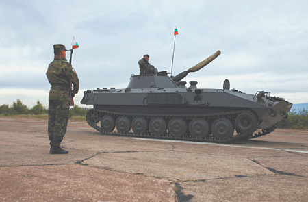 Боеспособность болгарской армии остается неясной. Большей частью арсеналов времен Варшавского договора Вооруженные силы страны не распоряжаются, их распродают совсем другие структуры. Фото Reuters
