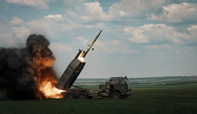 Боевая машина американского ракетного комплекса М142 HIMARS ведет огонь управляемыми ракетами GMLRS по российским позициям в районе Бахмута, 2023 год