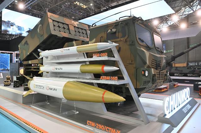 Боевая машина и основные типы ракет южнокорейского модульного мультикалиберного наземного ракетного комплекса К239 Chunmoo