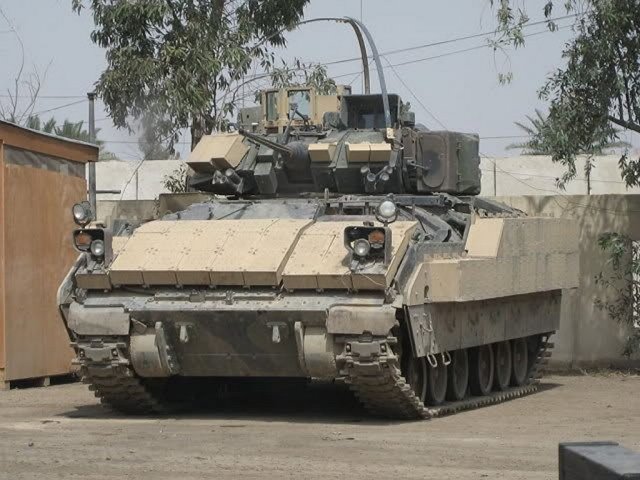 Боевая машина пехоты М2A2 Bradley ODS армии США с установленной динамической защитой