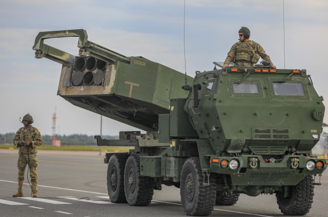 Боевая машина ракетного комплекса М142 HIMARS армии США во время многонациональных учений в Латвии