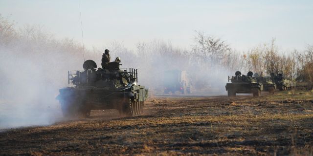 Боевая стрельба экипажей модернизированного танка Т-62 на полигоне в Запорожской области