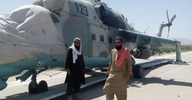 Боевики движения «Талибан» у вертолёта на захваченной ими авиабазе в Кундузе. Ранее этот вертолёт был подарен Афганистану Индией