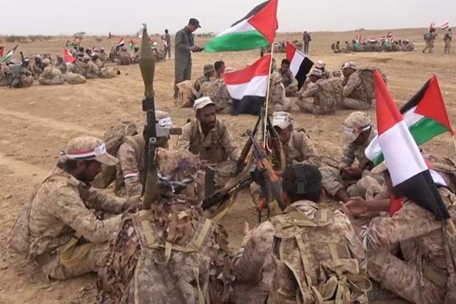 Боевики-хуситы собираются во время военных маневров возле Саны, Йемен