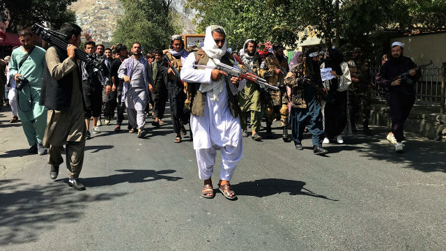 Боевики Талибана* на улице Кабула