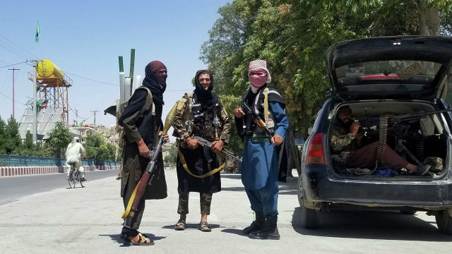 Боевики "Талибана"* в городе Газни