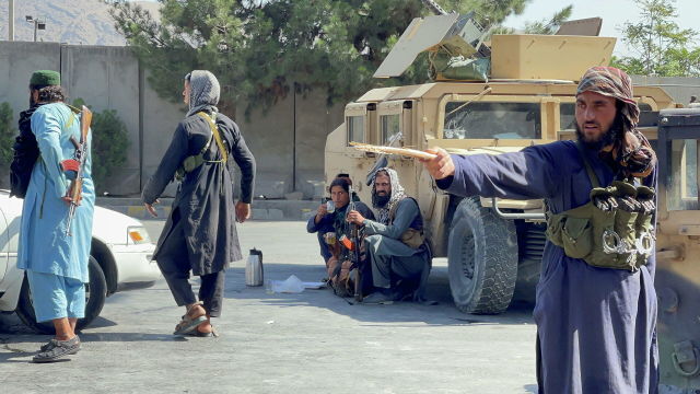 Боевики Талибана* в районе аэропорта Кабула