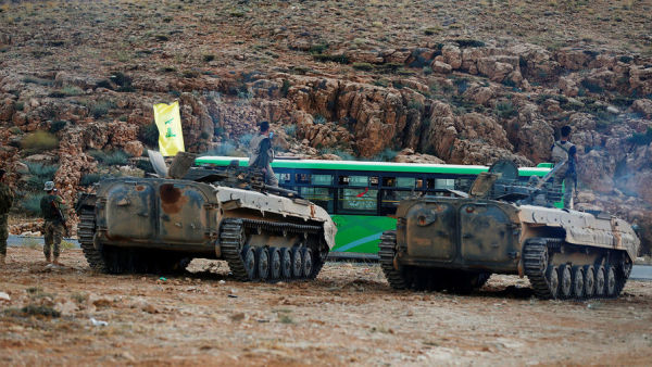 Боевики "Хезболлы" во время эскорта автобусов по территории Ливана, 2 августа 2017 года