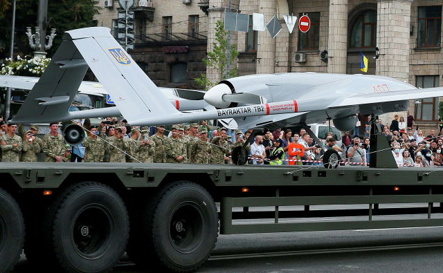 Боевой дрон Bayraktar турецкого производства на военном параде в Киеве