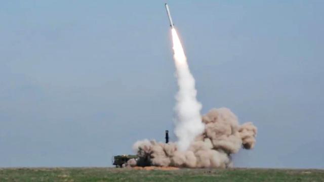 Боевой пуск ракеты из комплекса "Искандер-М"